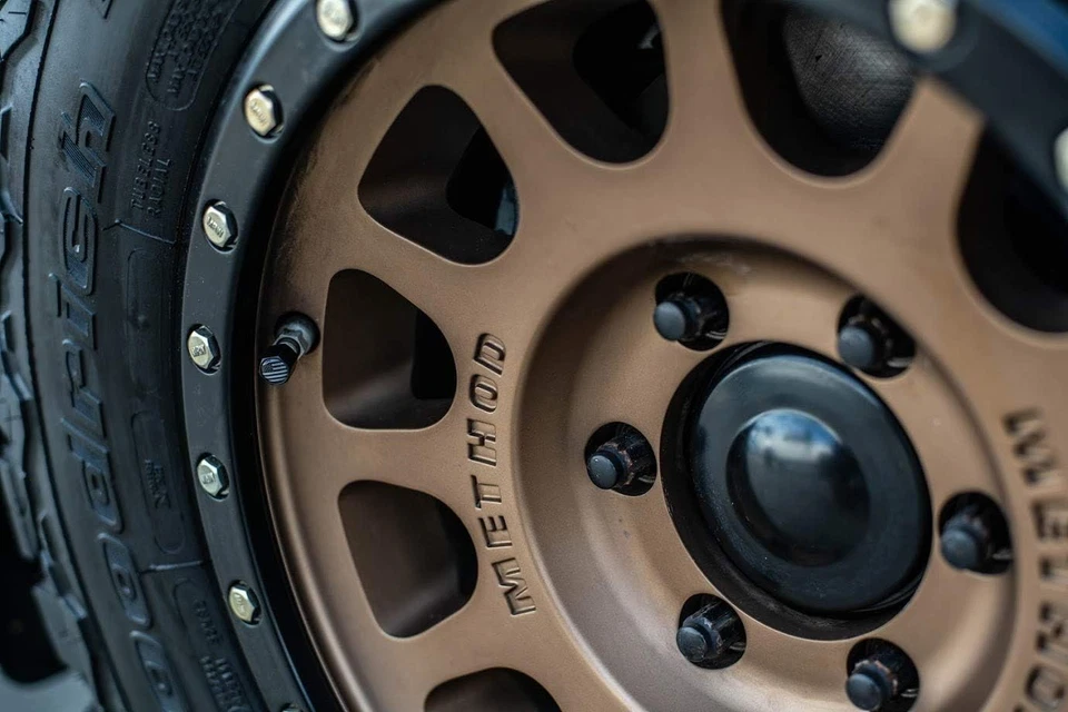 TACTILIAN American Flag Tire Valve Caps 4 Pack, Black Foto 3 de 4