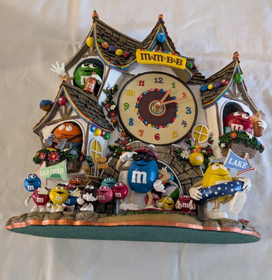 Rare 2005 Danbury Mint M&M's Bed and Breakfast Clock 10.5