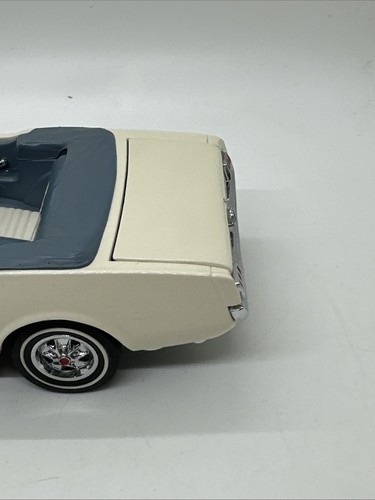 Danbury Mint - 1966 White/Cream Ford Mustang Convertible - 1:24 Scale - Picture 5 of 19