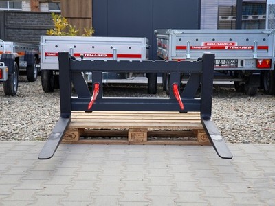 Reinforced pallet fork euro holder with fork carrier 2 hay spike bale tines