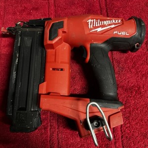 Milwaukee M18 FUEL 18 Gauge Brad Nailer (2746-20) Tool Only Used