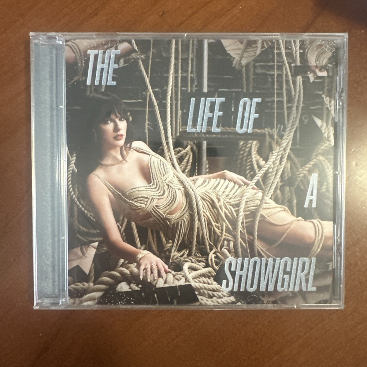 TAYLOR SWIFT - The Life of a Showgirl (So Glamorous Cabaret