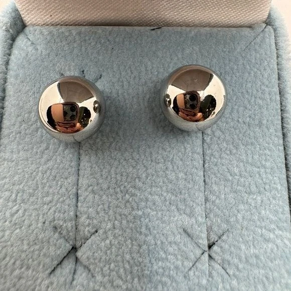 Aretes redondos pulidos audaces revestidos de platino Epifanía plata perforada .925 Foto 3 de 4