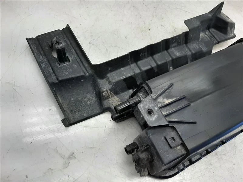 Контейнер для паров топлива 10 11 12 13 14 Ford Explorer AG1Z9D653A - Изображение 2 из 4