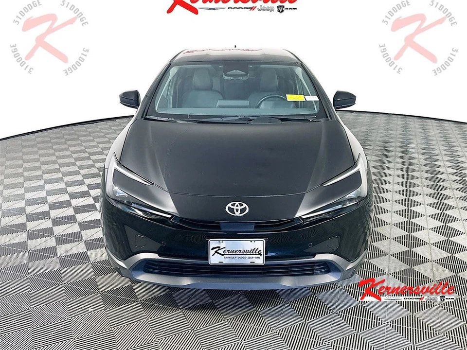 2024 Toyota Prius LE FWD 4dr Sedan Wireless Phone Connectivity push start KCDJR Foto 2 de 4