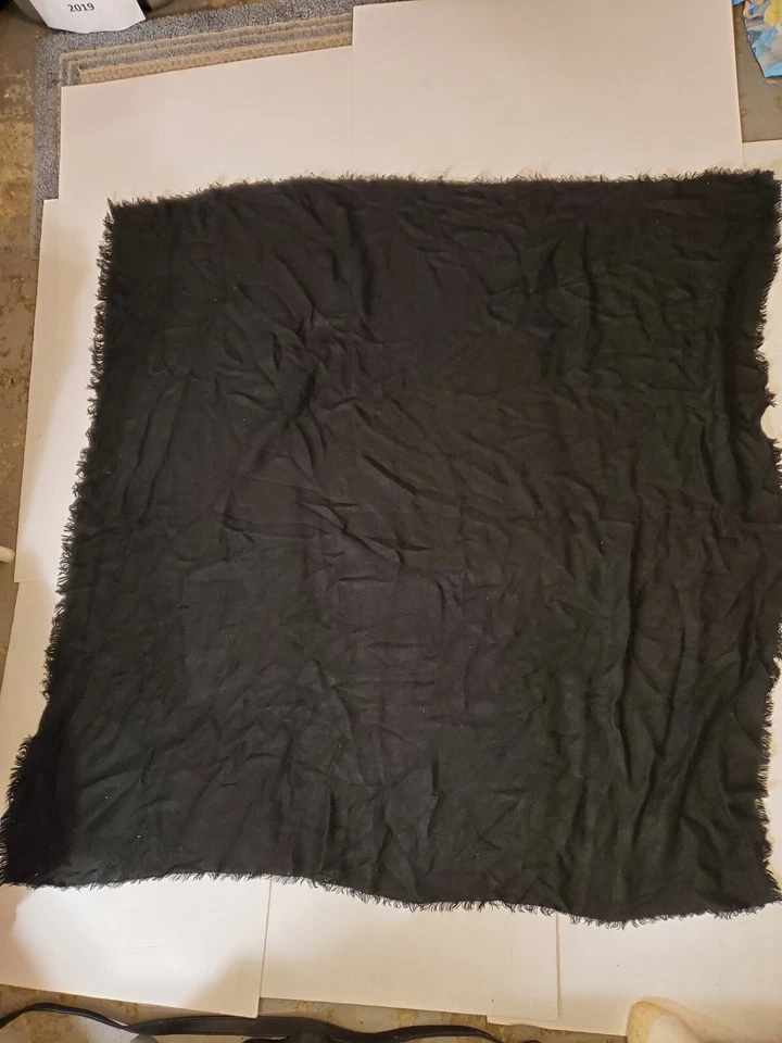 Bufanda manta acrílica negra Charlotte Russe Foto 2 de 4