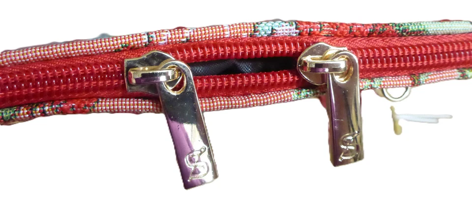 Signare Wild Strawberry Art Tapestry Casual Convertible Shoulder Grab Bag Red - Image 3 of 4