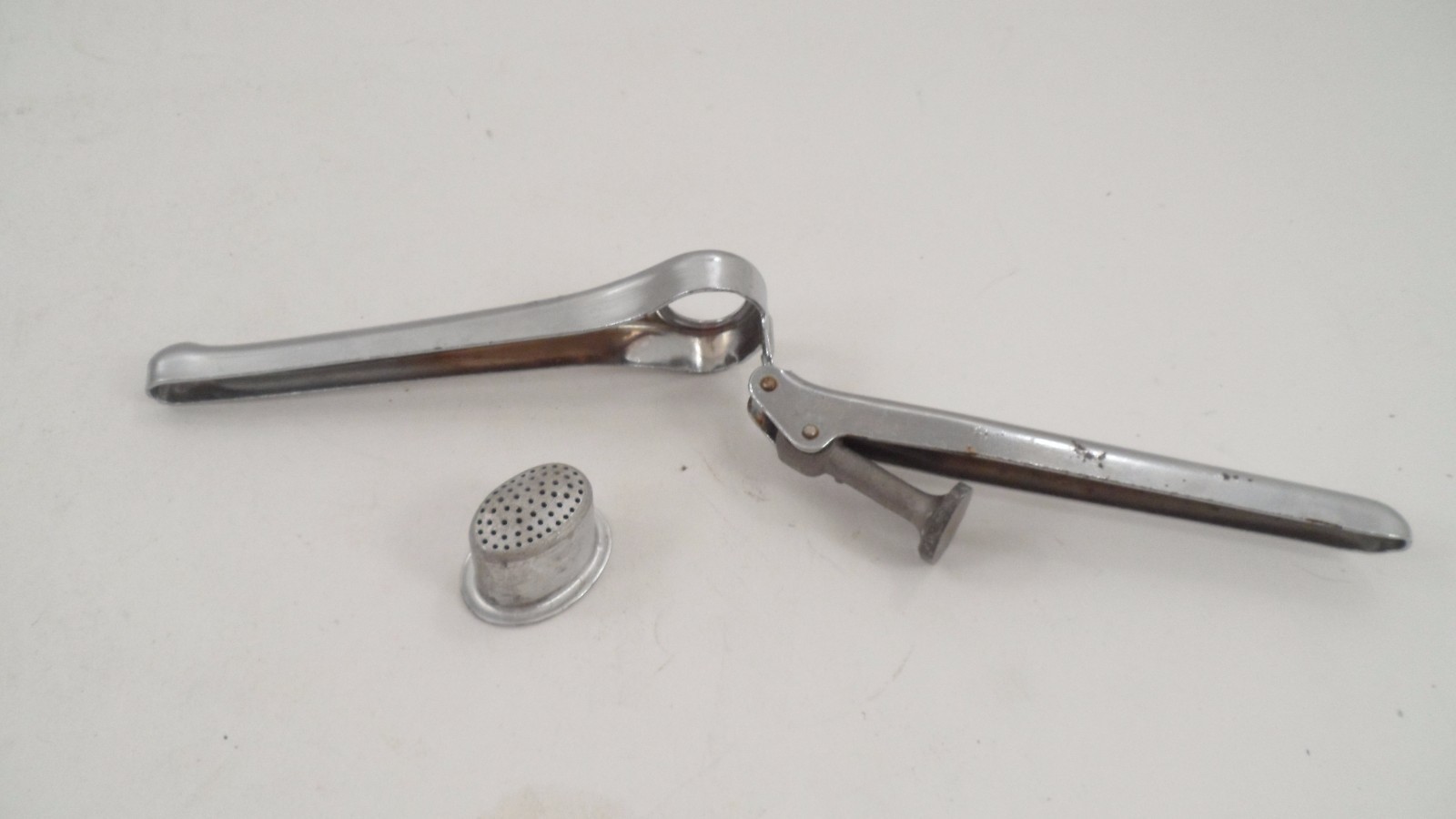 Unusual Vintage Brevettato Deep Well Bowl Handheld Garlic Press Made in