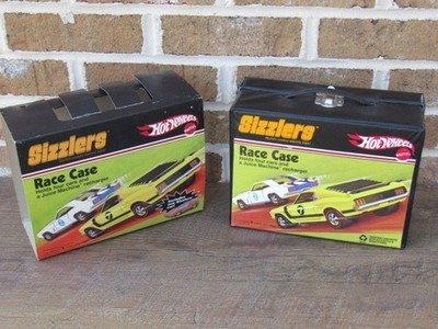NEW MATTEL 2006 SIZZLERS RACE CASE W/ ONE  (1) GREEN HOT WHEELS SIZZLER CAR  NIB