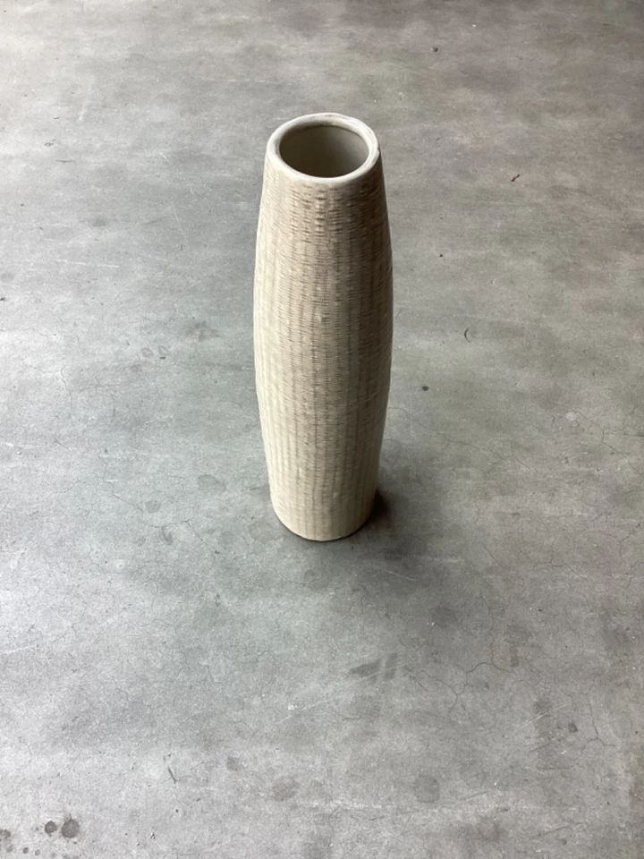 "Jarrones de cerámica texturizados de 22"" de alto en muy buen estado" Foto 3 de 4