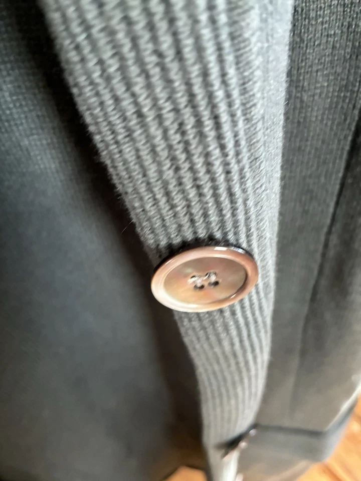 女式 Allude 羊绒灰色纽扣开衫毛衣 S 码 — 第 2/4 张图片