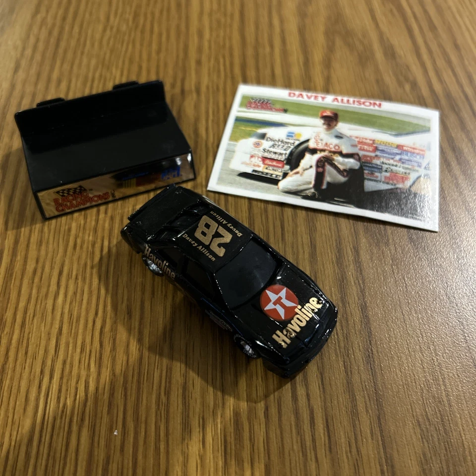 1990 Racing Champions Davey Allison #28 1/64 - con estuche de plástico, base y tarjeta Foto 2 de 2
