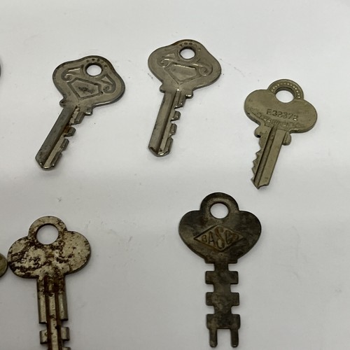 vintage lot of 14 Keys: Bell Corbin Elgin Wiselock Etc. - Picture 9 of 11