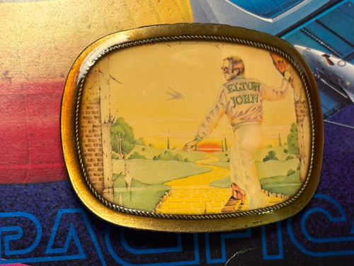 ELTON JOHN YELLOW BRICK ROAD VINTAGE 1976 PACIFICA COLLECTIBLE BELT BUCKLE -NICE