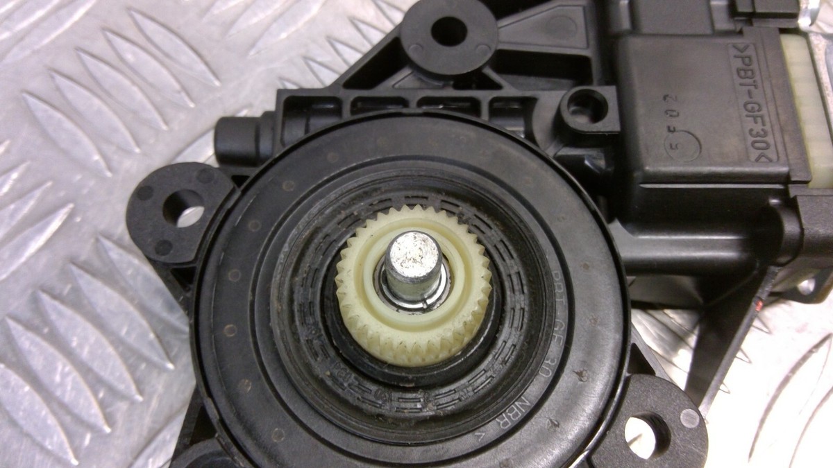 2010 - 2013 MINI COOPER S R56 FRONT RIGHT PASSENGER WINDOW MOTOR OEM 2757044