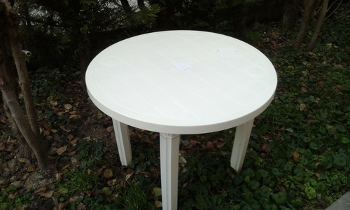 Vendo un tavolo tondo smontabile in resina bianco ø90xh72cm arredamento esterno - Foto 2 di 3