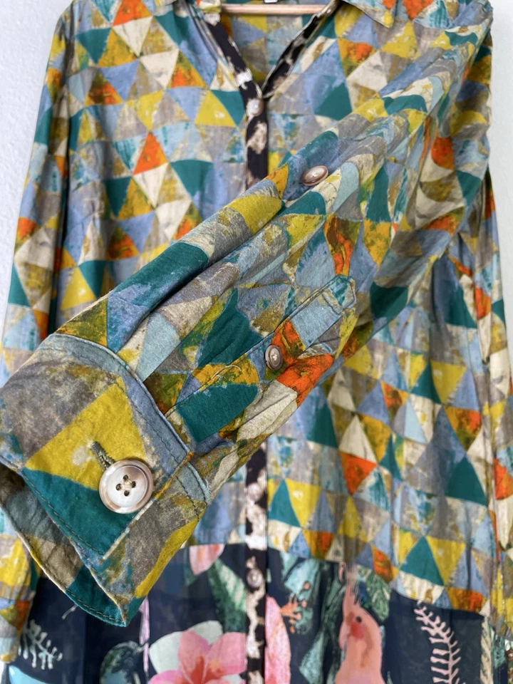 Blusa túnica con botones John Mark manga enrollable estampado floral geométrico grande Foto 3 de 4