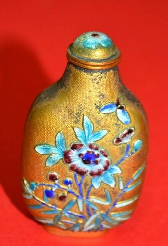 Splendida Rara SNUFF BOTTLE in metallo Dorato con Decori in rilievo smaltati - Picture 2 of 5