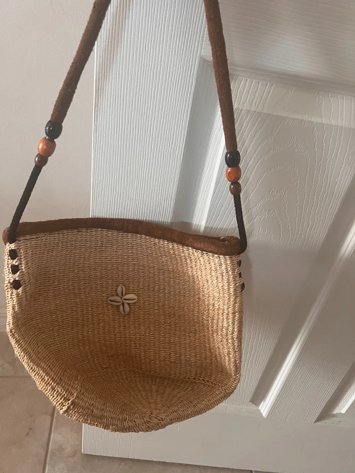 Bolso de sisal africano (beige y marrón) con cáscaras Foto 3 de 3
