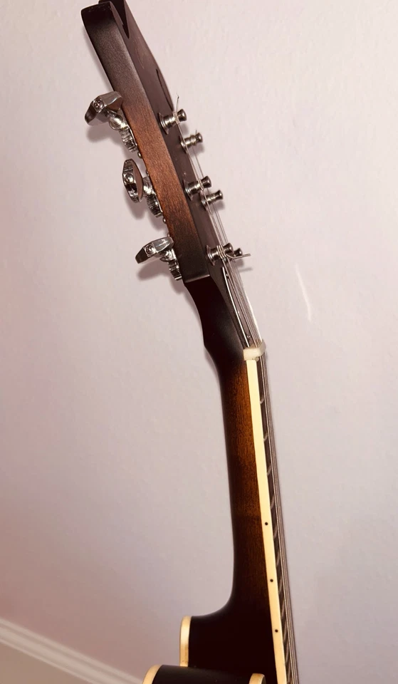 Mando-guitarra estilo F-6 tono dorado con pastilla y estuche Foto 4 de 4