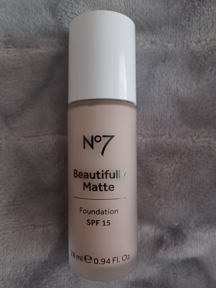 Boots No7 Beautifully Matte Foundation SPF15 Porcelain Shade 28ml Brand