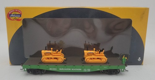 Athearn 81412 HO Burlington Northern 40' plana con 2 orugas John Deere #43690 LN | Condition: Used