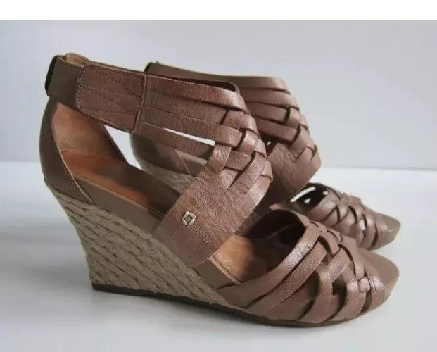 Sandalia de cuña Clarks marrón índigo tejido al tobillo envolvente para mujer talla 10” Foto 2 de 4