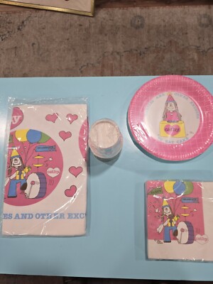 VINTAGE CATHY GUISEWHITE LOT OF PARTY SUPPLIES COMIC CUPS,PLATES And TABLECLOTH