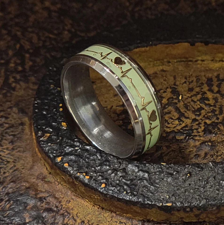 Anillo personalizado para hombre Heart Beat Promise brilla en la oscuridad plateado y dorado Foto 4 de 4