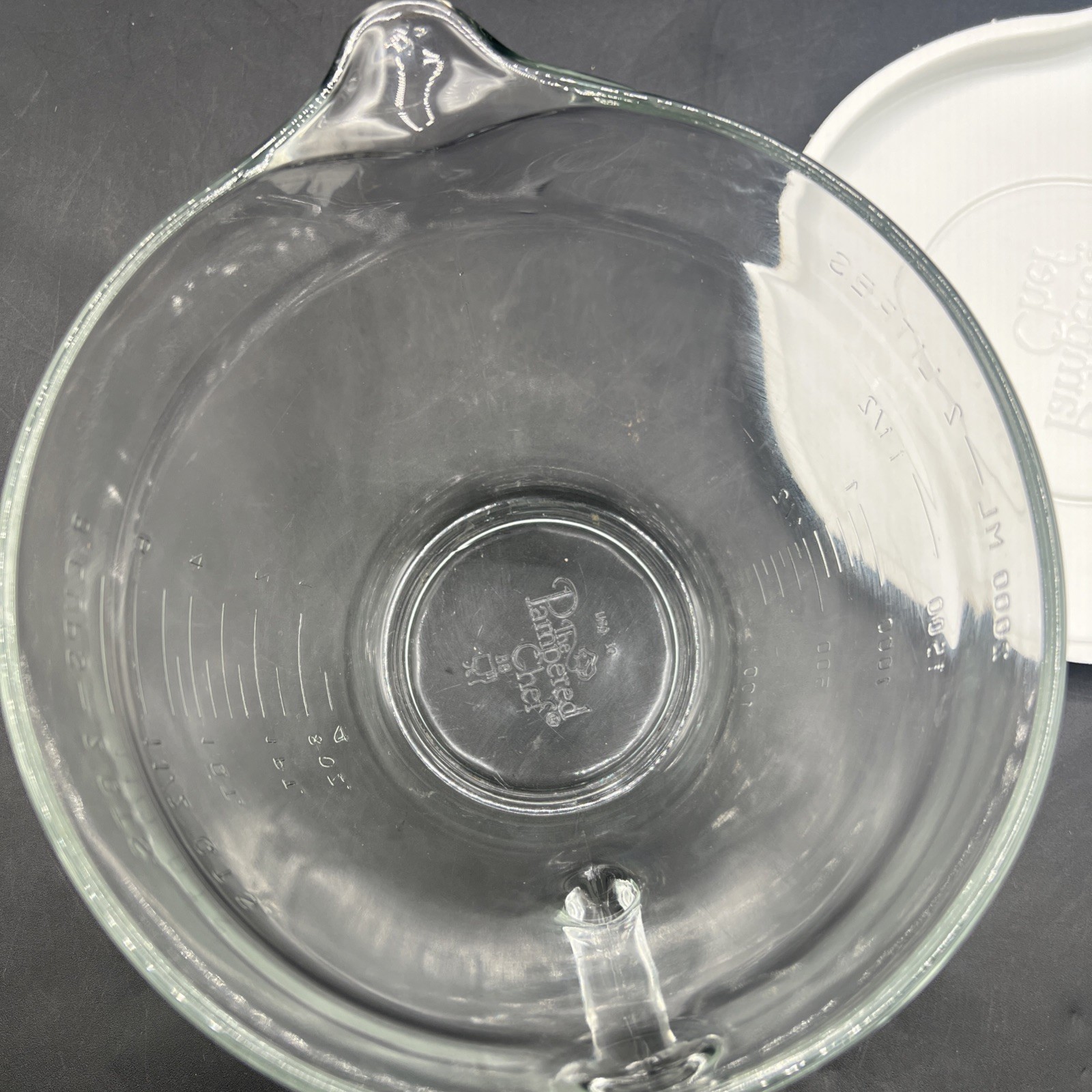 VTG Pampered Chef 8 Cup 2 Quart Batter Bowl Measuring Cup w/ Lid - Made In USA