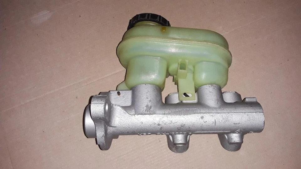 2000 - 02 SATURN SL1, SL2 SERIES Brake Master Cylinder w/ Reservoir Tank Foto 2 de 4