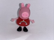 Figura Peppa Pig 2.5" Cake Topper Camisa Arco Iris Roja
