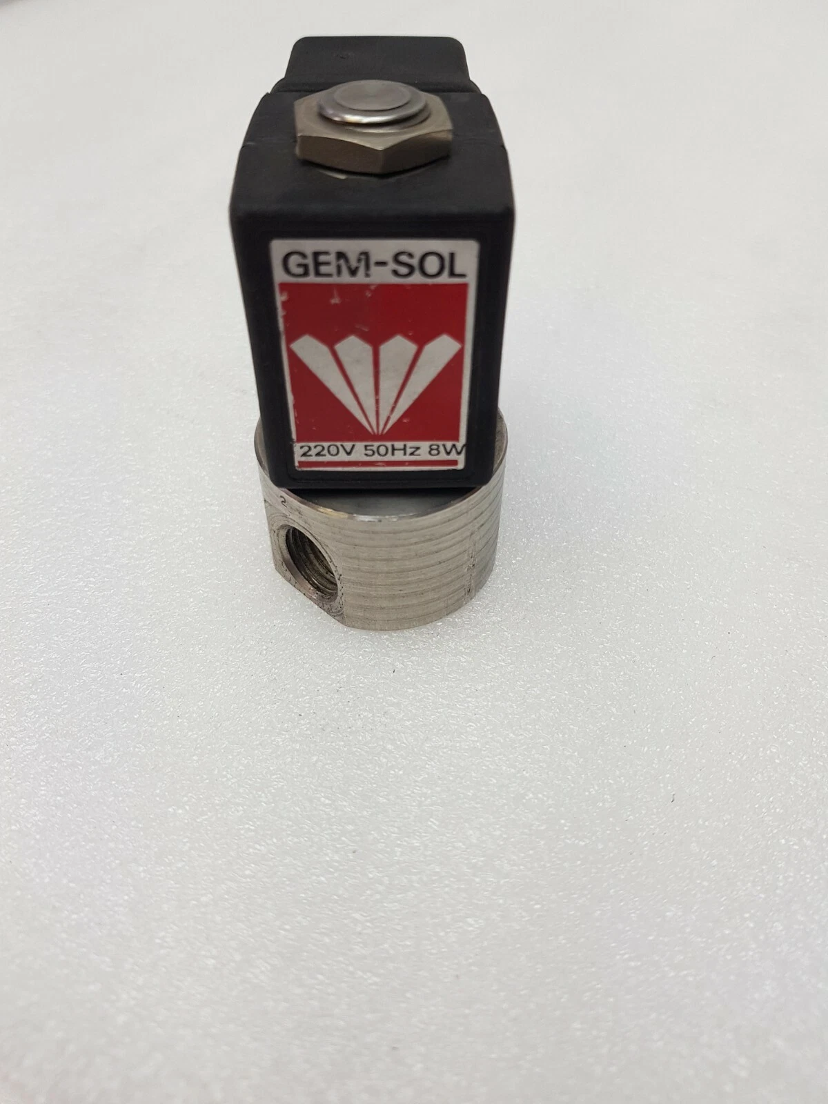 GEM-SOL coil label 220V 50Hz 8W on metal valve body
