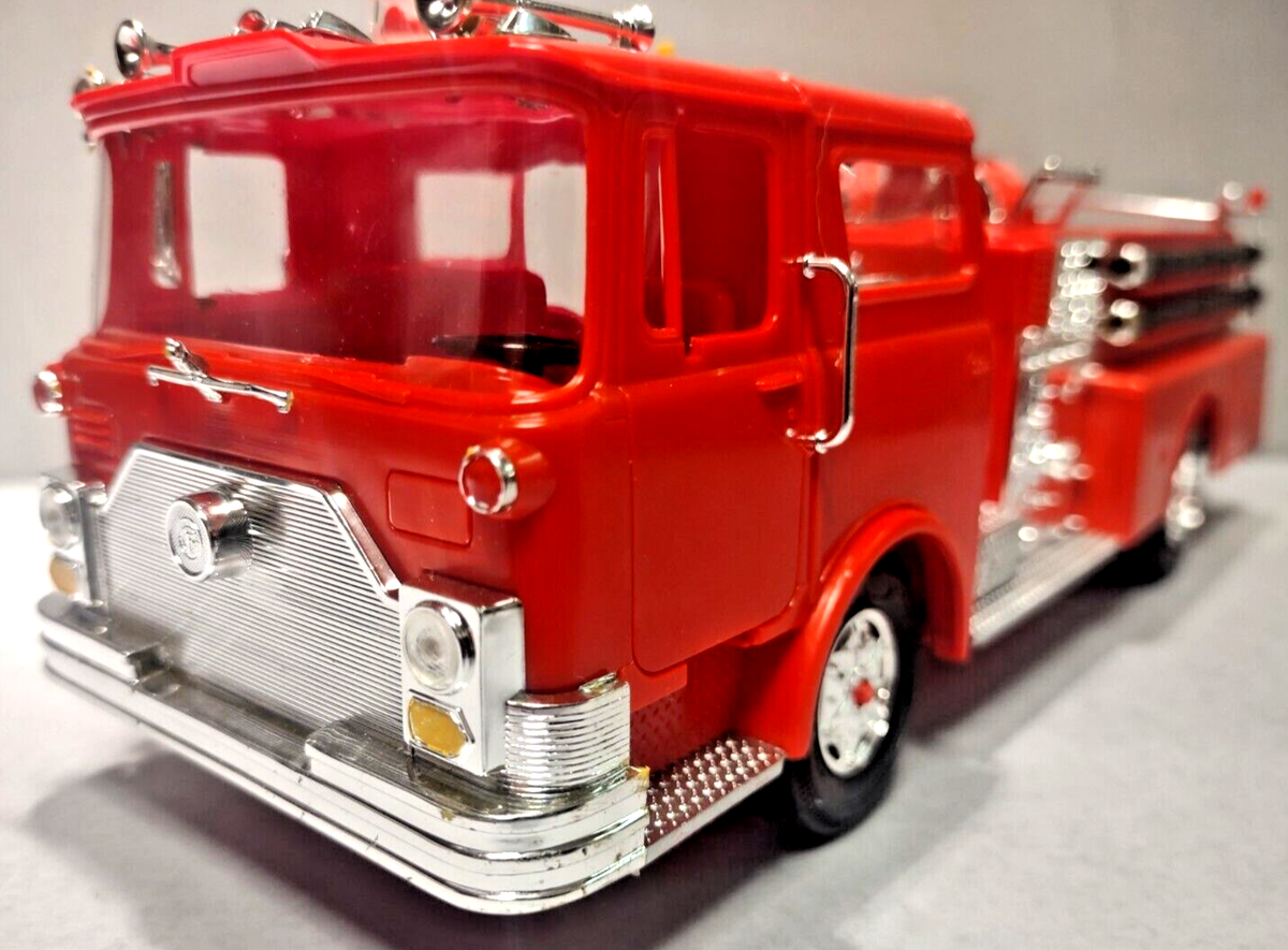 1/32 MONOGRAM FIRE ENGINE SNAPTITE MODEL KIT see des. - UK