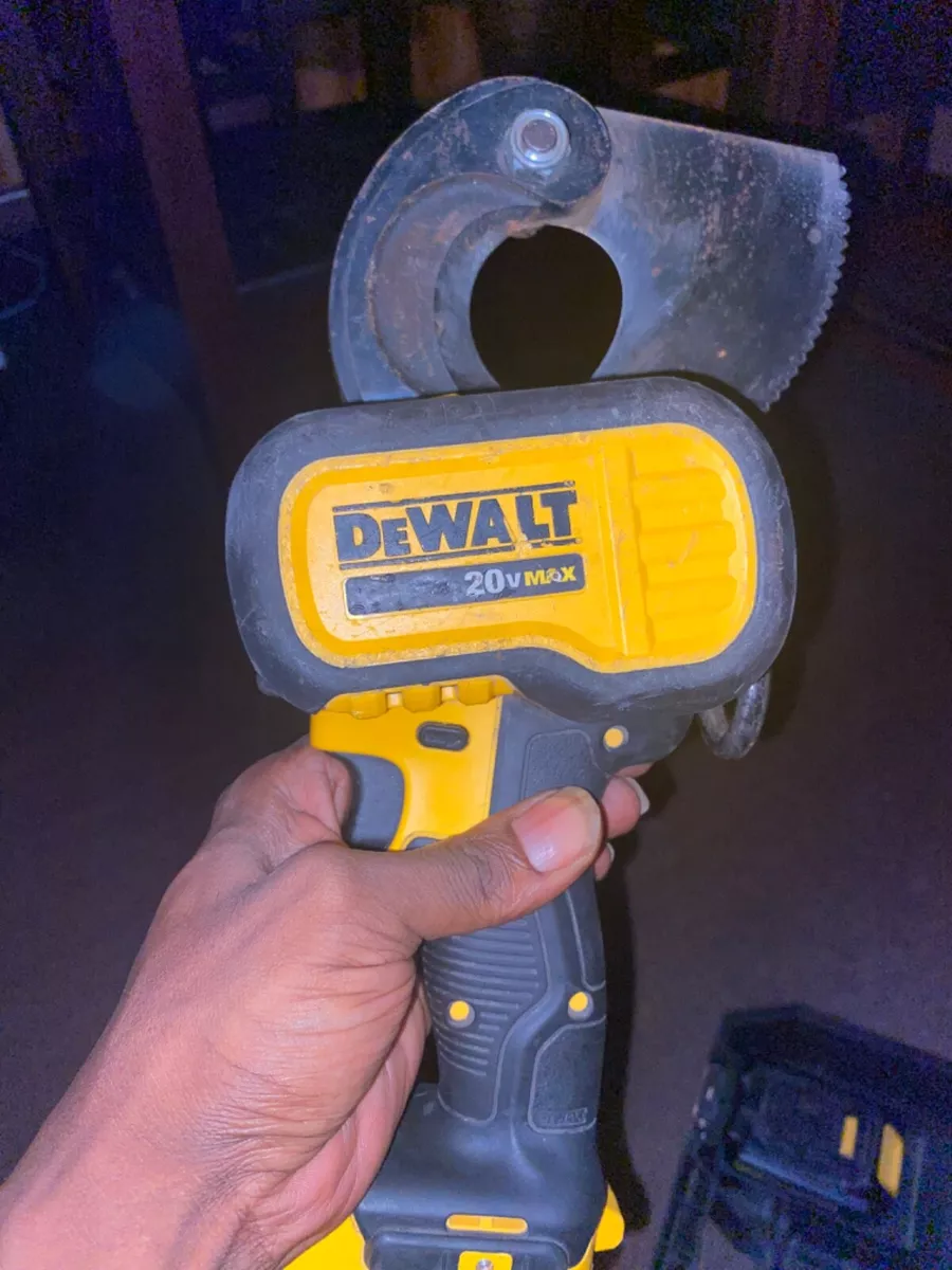 Dewalt dce150b 20v max 2024 cordless cable cutting tool