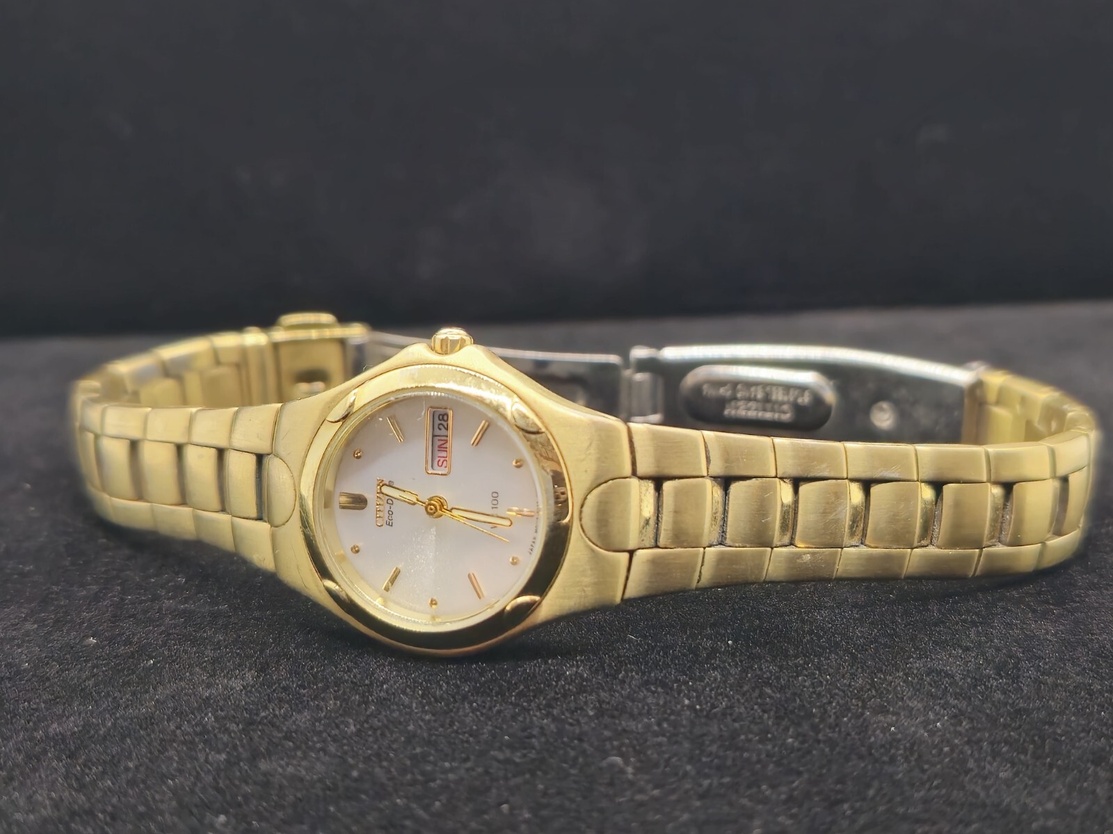 WR100 Steel Watch Band Tone Date Women's Vtg Citizen Gold Eco-Drive Stainless - vintagewatches.pk