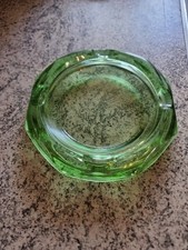 Tisch, Aschenbecher/ Ascher, Gr&uuml;n, Glas, Pressglas.  Vintage.