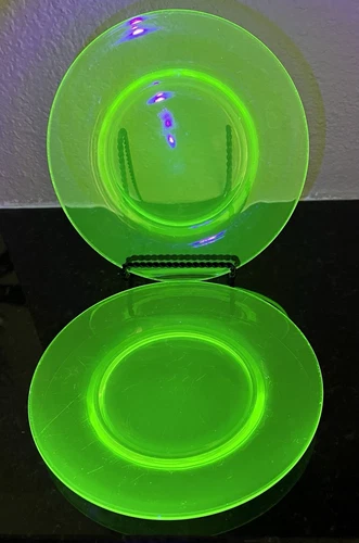2 VASELINE YELLOW GREEN URANIUM DEPRESSION GLASS 7.5” PLATES *GLOWS*
