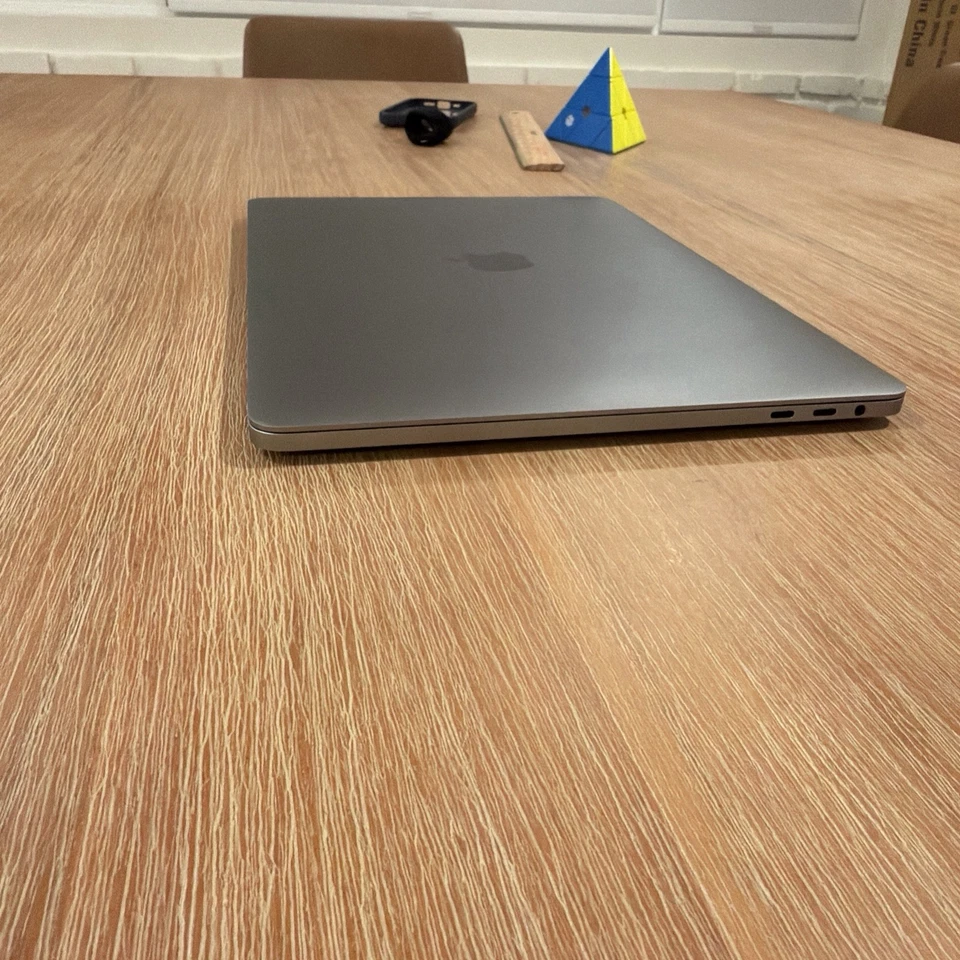 Apple MacBook Pro 15.4" (1TB HDD, Intel Core i7, 3.1GHz, 16GB RAM, AMDRadeon2017 - Image 3 of 4