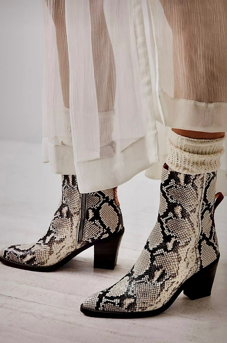 Ботильоны Free People We The Free Ryder из змеиной кожи с черным и белым тиснением, 36/6 НОВЫЕ