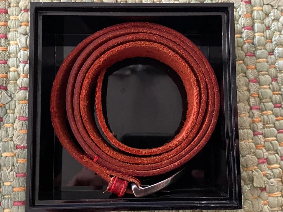 Mujer Giorgio Armani Cinturón Cuero Rojo Hebilla Gunmetal 1"W x40"L (M) Caja Lacada Foto 3 de 4