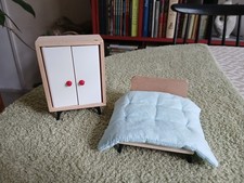 PLAYTIVE Maison de poupée - Chambre DESIGN ; lit et armoire bois, couette coton