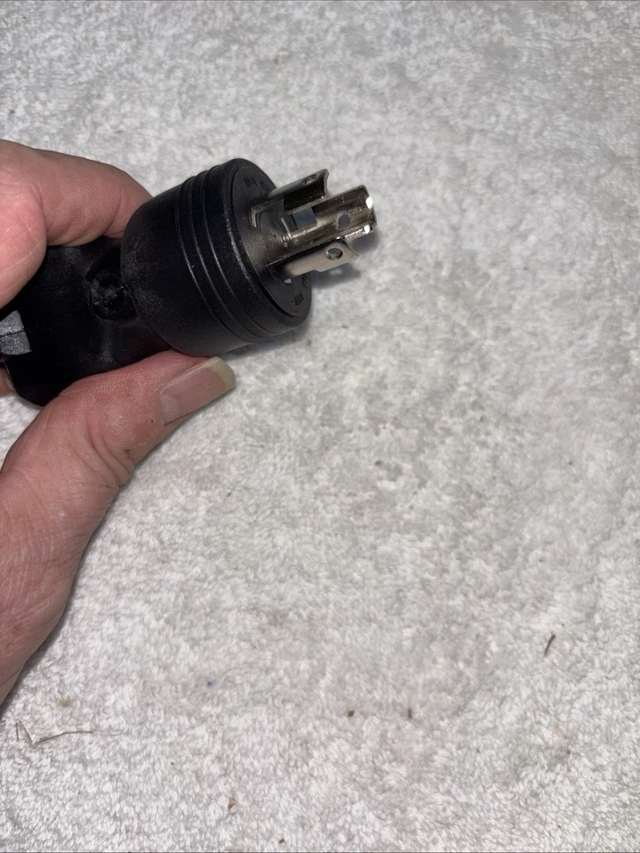 Conntek 30120 UNO Locking Plug NEMA L5-15P to NEMA 5-15R 125-Volt Adapter Black - Image 3 of 4