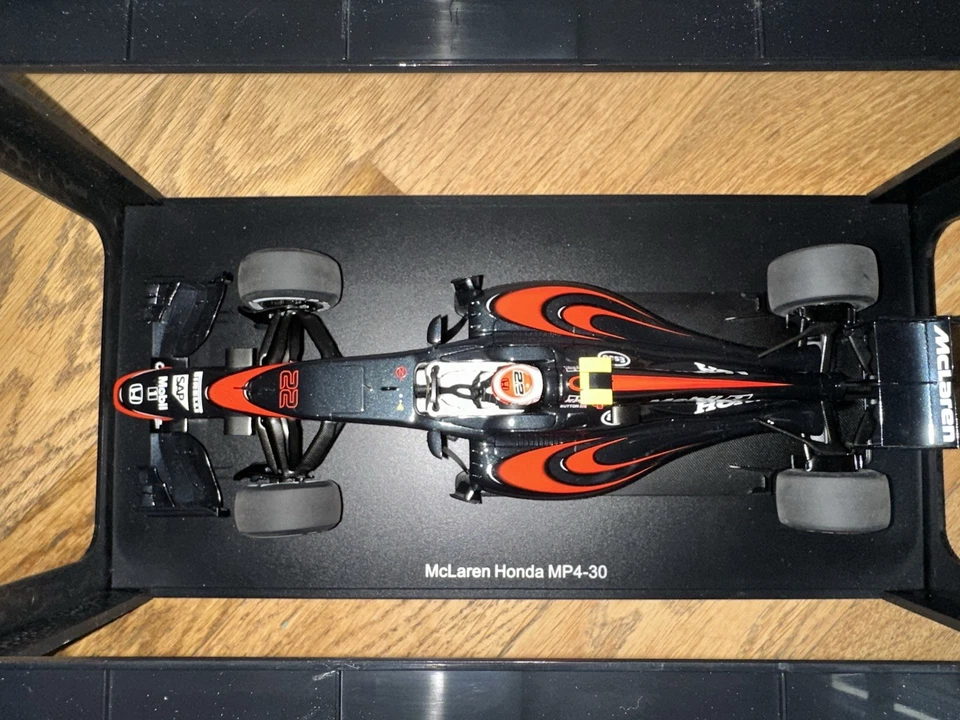 Modellino McLaren Honda MP4-30 F1 Jenson Button 2015 – AutoArt 1:18 - Immagine 4 di 4