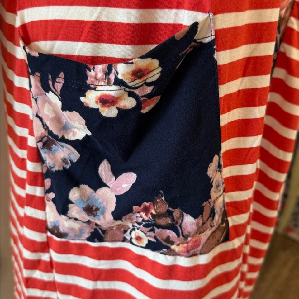 Betsy’s Boutique Shop 波西米亚长款开衫花卉和红色白色条纹 尺寸 小号 — 第 2/4 张图片
