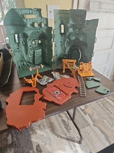 Vintage 1981 He-Man Castle Grayskull with Majority of Accessories