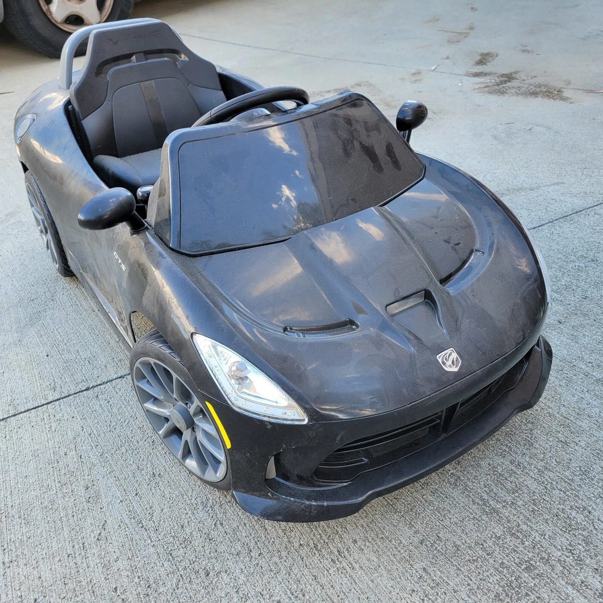 Kid trax dodge viper srt 12v ride on top