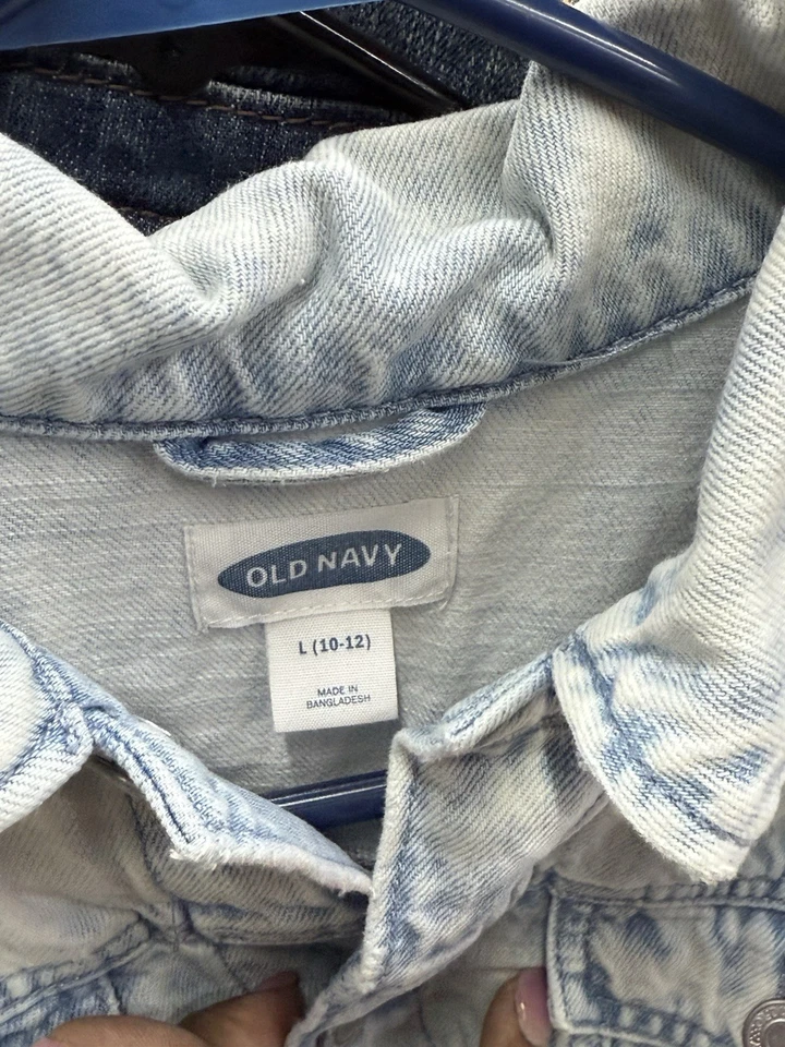 Chaqueta vaquera con botones Old Navy para niñas talla grande 10/12 lavado claro Foto 3 de 4