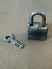 Vintage MASTER LOCK Steel Padlock #285 w/ Key. Made in USA Milwaukee WI WORKS