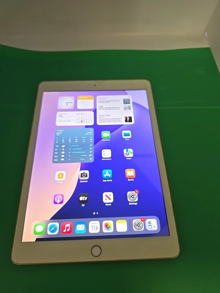 Apple iPad 7th Gen 32GB Wi-Fi 10.2 inch Gold - Cracked Screen (DK792 - Image 2 of 4